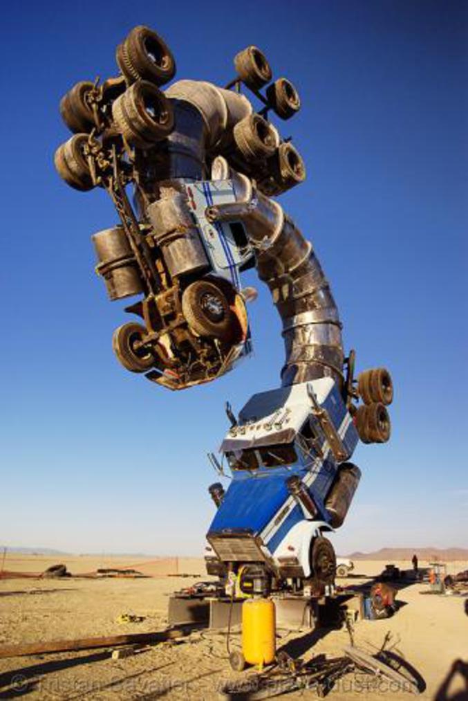 Une sculpture grandeur nature de deux camions faisant l'amour comme des libéllules, au burningman 2007 (desert du nevada)