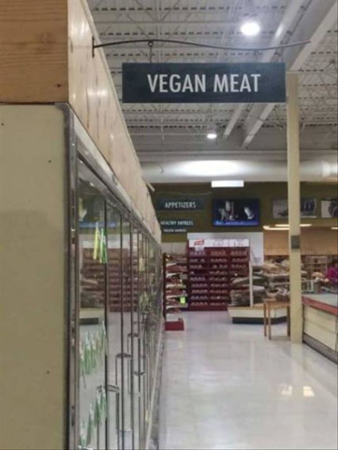 Meat = viande  / vegan = vegan , donc on peut parler d'oxymore, qui a pour rôle de juxtaposer deux mots de sens contraire, et que l'on a pas l'habitude de trouver côte à côte. D'où l'apparence absurde de l'alliance des mots.(une petite description ça ne fait pas de mal)
