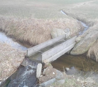 Un ruisseau passe au dessus d'un ruisseau 