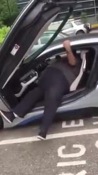 Sortir d'une voiture de sport, c'est du... sport !