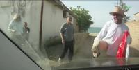 Une voiture écrase un piéton