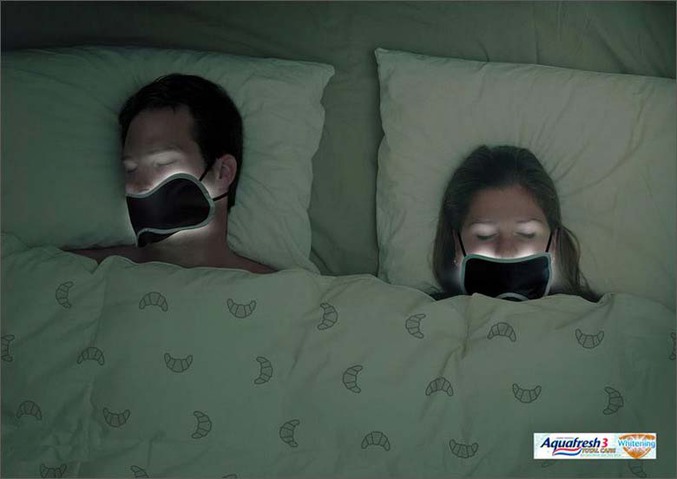 Comment bien dormir quand on a les dents trop blanches. Une pub pour du dentifrice.