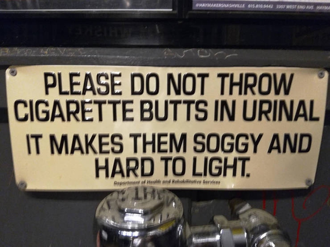 Pour les anglophobes :
S'il vous plaît, ne jetez pas vos mégots dans l'urinoir,
ça les détrempe et les rend durs à rallumer.