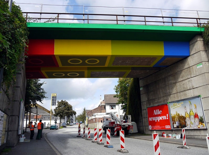 "Les membres du collectif Megx ont réalisé l'habillage d'un pont en Allemagne en 1 mois. Ils ont transformé le gris du béton en briques de la célèbre marque Lego taille XXXL."