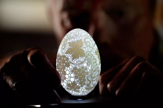 Cette coquille d’œuf a été percée plus de 20000 fois  