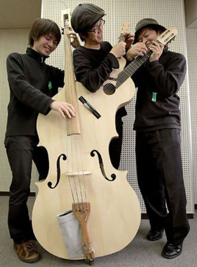 Un seul instrument pour trois musiciens.