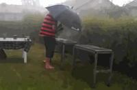On a eu beau lui dire que c'était râpé pour son barbecue...