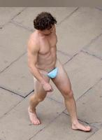 La semaine dernière, un gars s'est promené dans le centre-ville de Londres et, Dieu merci, il portait un masque !