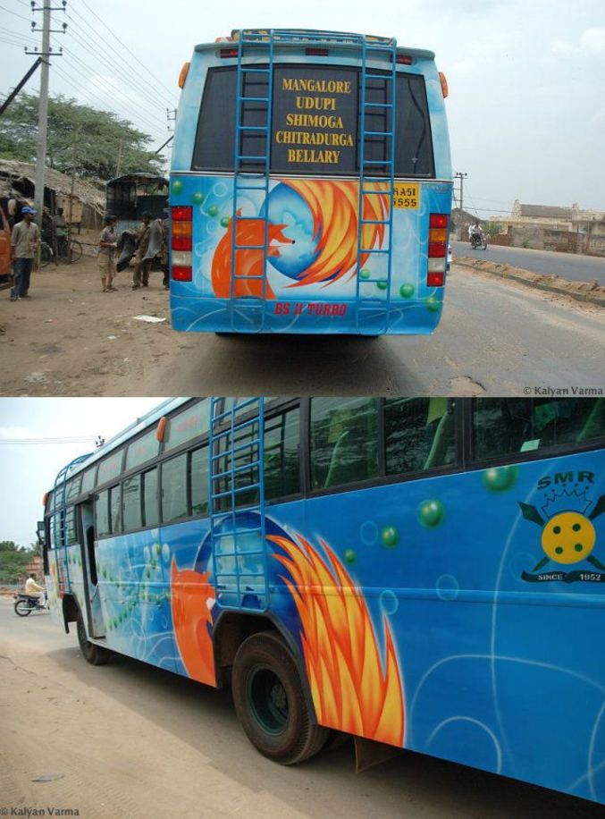 Un bus aux couleurs de Firefox.