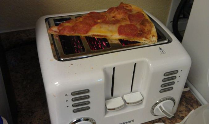 Réchauffer une pizza quand on a plus de four.