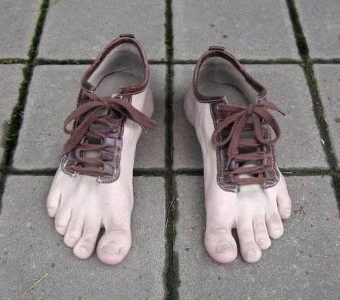 Une paire de chaussures en forme de pieds.