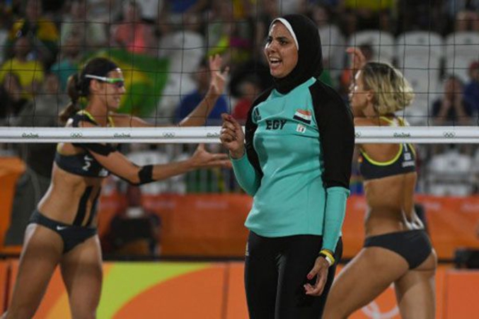 Doaa Elghobashy, membre de l'équipe égyptienne féminine de beach-volley face à l'Allemagne, lors du tournois des Jeux Olympiques à Rio (photo de Yasuyoshi Chiba pour AFP)