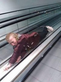Faire le malin sur les escalators