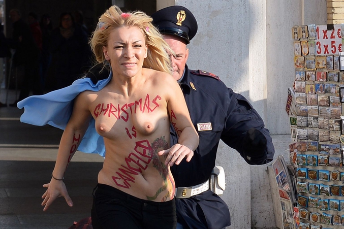 Inna Shevchenko, leader du groupe féministe ukrainien Femen, est poursuivie par un policier en dehors de la place Saint-Pierre au Vatican, alors que les Femen protestaient contre les positions de l'Église catholique sur l’avortement (photo de Gabriel Bouys)