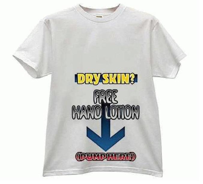 Un t-shirt qui explique où trouver de la lotion anti-mains sèches gratuite