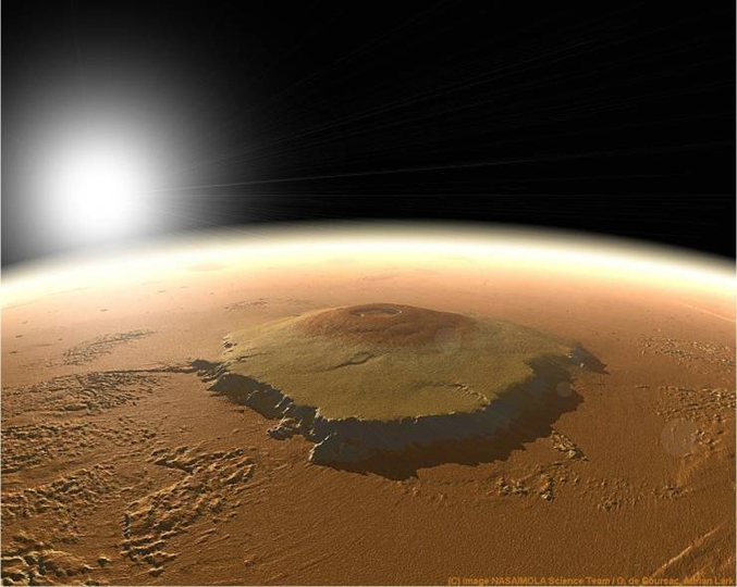 Ce volcan martien est le plus haut relief connu du système solaire. L'édifice central s'élève à 22,5 kilomètres en moyenne au-dessus de sa base (deux fois et demie la hauteur de l’Everest)
Son point culminant est à 21 229 mètres (sa base est dans une vallée en dessous du niveau 0)