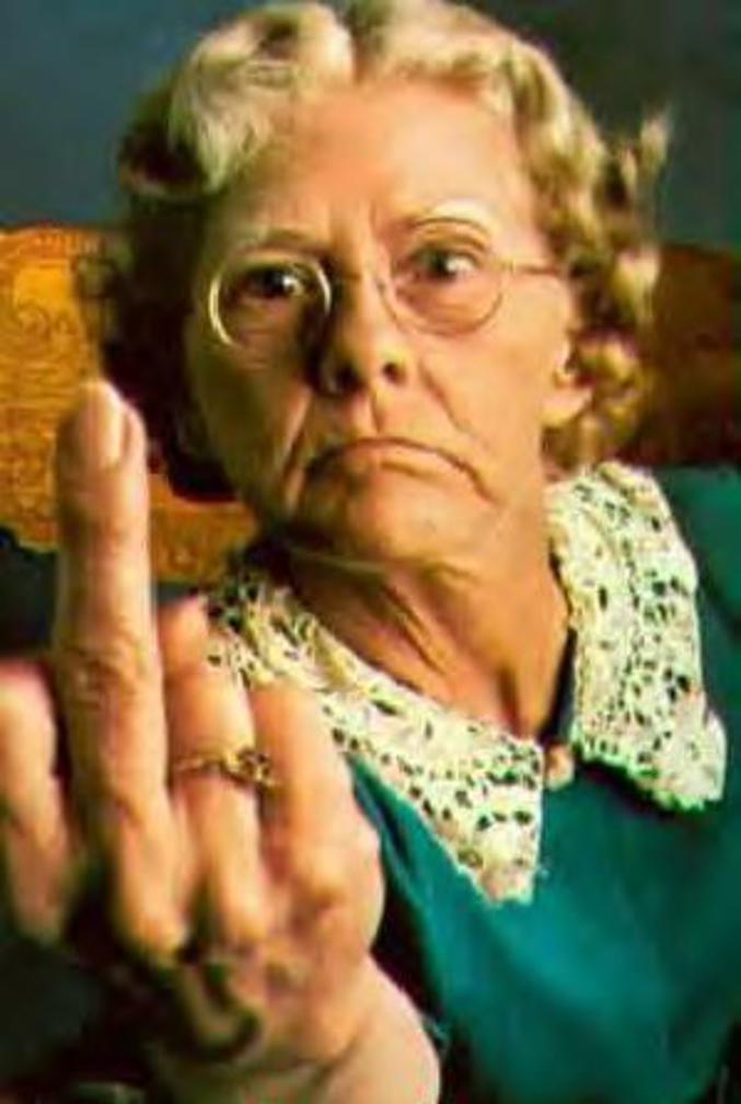 Une grand-mère quit fait un doigt d'honneur.