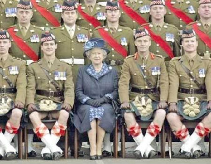 Un militaire assis à côté de la reine d'Angleterre a mal rangé son service trois pièces