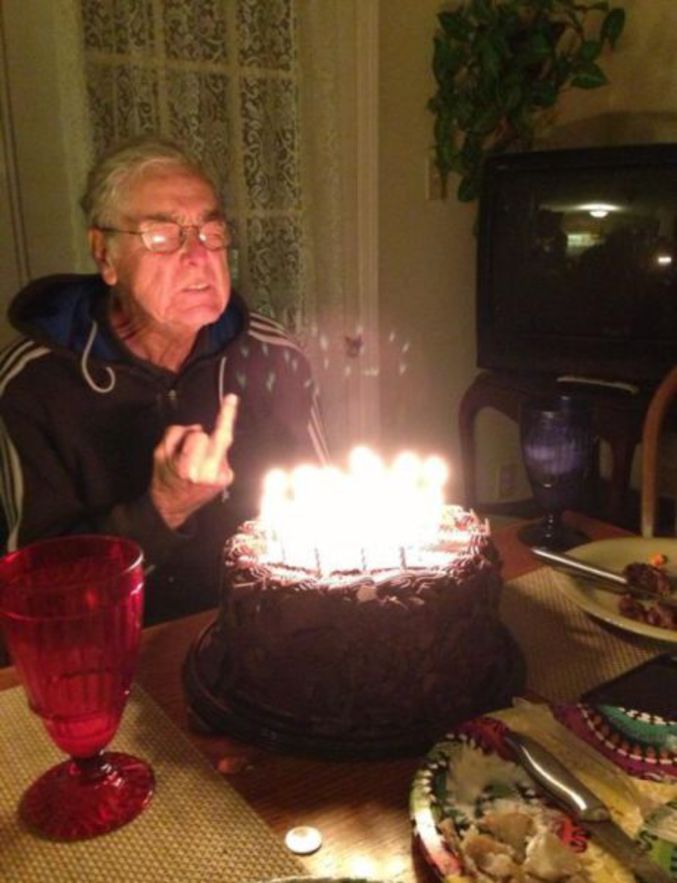 Un vieil homme face à son gâteau d'anniversaire (et un réacteur d'avion?).