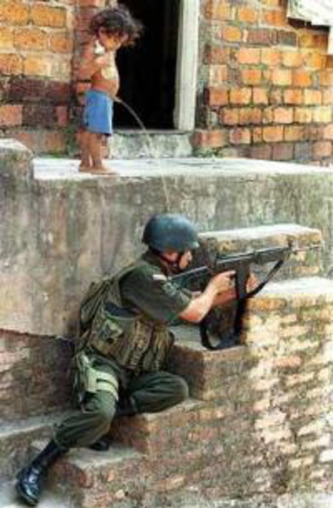 Un enfant qui urine sur un soldat