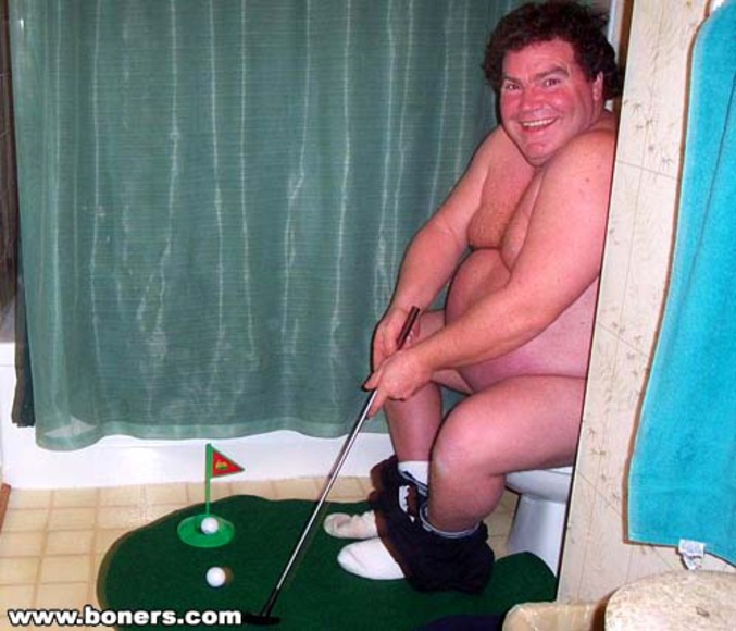 Un homme joue au golf depuis sa cuvette des WC.