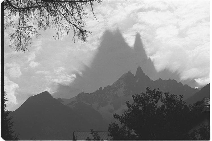 Cette photo de Marco Fleury a été prise à Chamonix et montre l'ombre portée des Alpes Grées bien au dessus des sommets eux même. Cela vient de la position du Soleil situé directement derrière les sommets. Le phénomène est considéré comme étant assez rare.