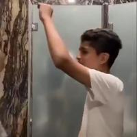 Pendant ce temps là au toilette 