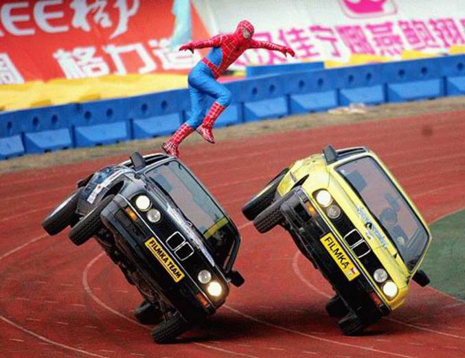 Spiderman saute de voiture en voiture