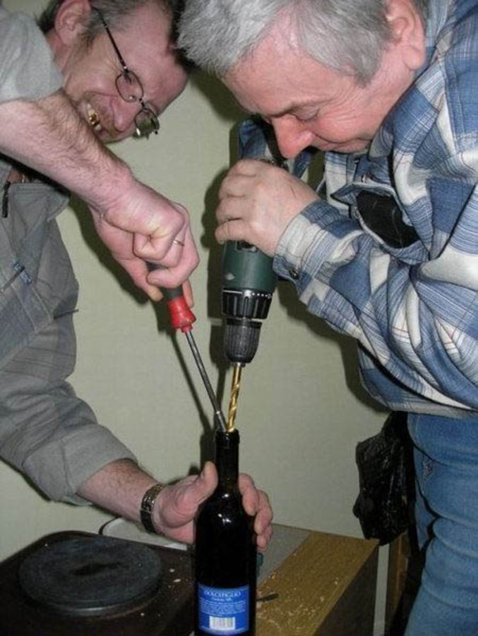 Deux hommes prêts à tout pour ouvrir leur bouteille d'alcool.