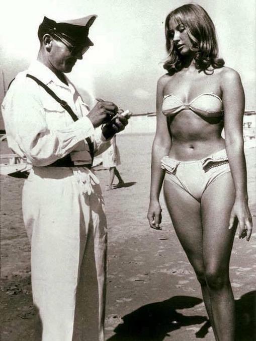 Pour port de bikini . Les bikini étant interdit dans les années 50. 