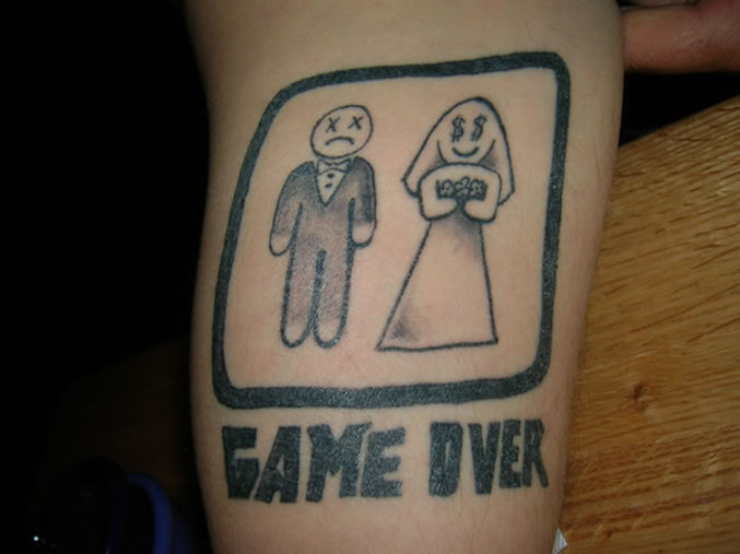 Un tatouage ironique sur le marriage.