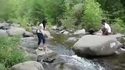 Une fille tente de passer une rivière
