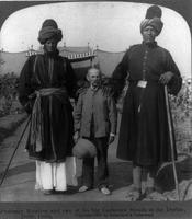 2 géants du Cachemire entourent un professeur anglais, Delhi 1903.