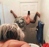 Tu rentres sans frapper et puis...