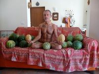 L'homme qui méditait avec ses pastèques
