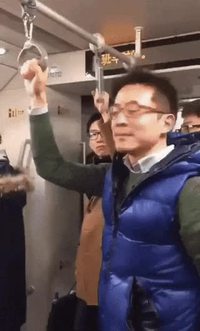 Ce type dans le métro nous en (dé)bouche un coin !