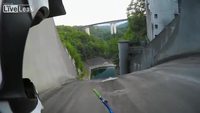 Descendre un barrage à vélo