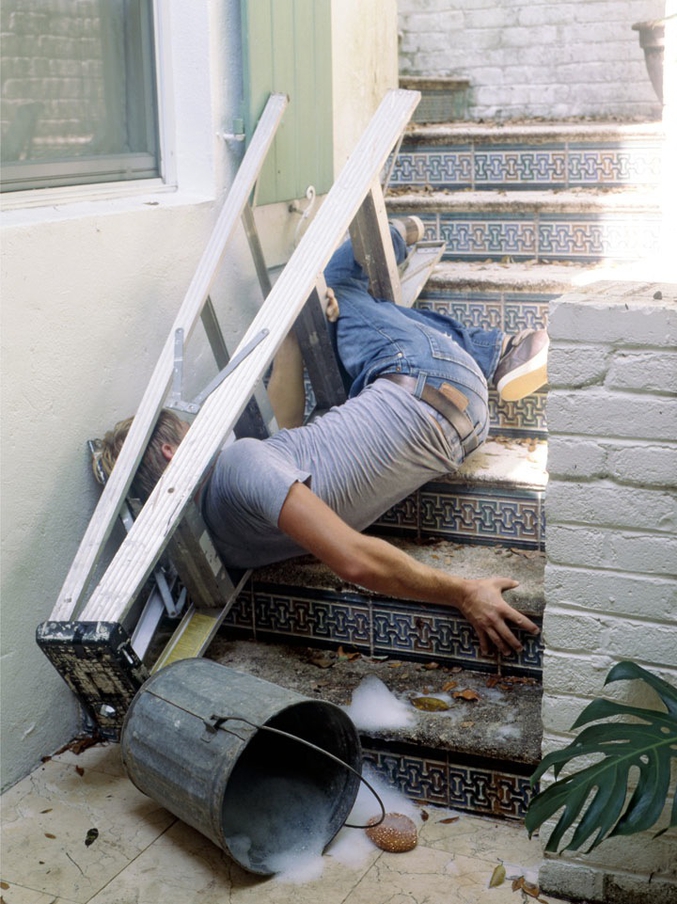 Comme un lundi.

Ce que j'aime bien dans cette photo c'est qu'on imagine très bien le mec essayant d'utiliser son échelle repliée dans les escaliers et... Le drame !