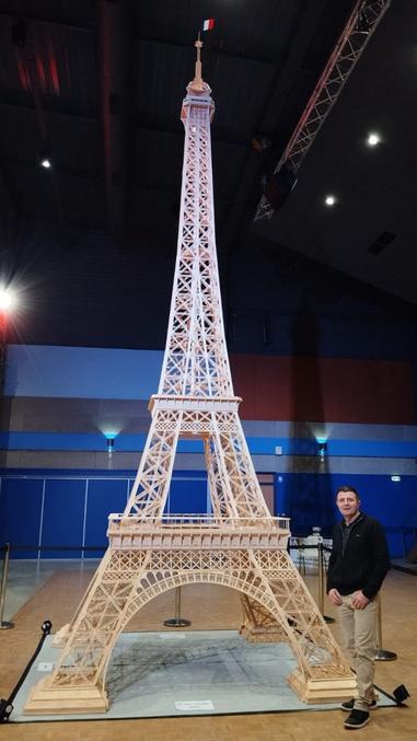 Richard Plaud et sa Tour Eiffel, construite pendant 8 ans, invalidée par le Guinness Book des records. 
Motif ? pas les bonnes allumettes !

https://www.rtl.fr/actu/debats-societe/apres-8-ans-de-travail-sa-tour-eiffel-en-allumettes-invalidee-par-le-guinness-book-des-records-7900349582
