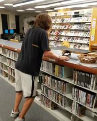 Skateur à la bibliothèque