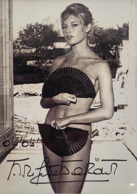 Bonjour, pour le plaisir des yeux et surtout pour se rappeler que la demoiselle avait de l'humour. Une photo dédicacée de BB sur laquelle elle a écrit elle même "Olé Olé". (Si si elle était belle et elle avait de l'esprit (ce qui ne gâte rien))