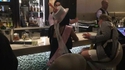 Une des deux est assise sur son chapeau