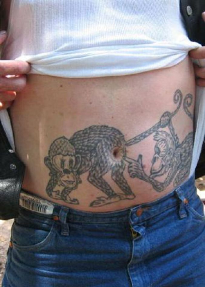 Un tatouage avec des singes.
