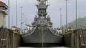 Le cuirassé USS Iowa passe l'écluse de Pedro Miguel (canal de Panama)