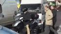 petit troll à un conducteur de scooter