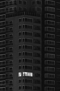 "Pédale mon chéri ! Avec notre dynamo, on est les seuls de l'immeuble à contourner la panne d'électricité !"