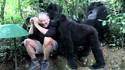 Papa gorille emmène ses enfants au zoo