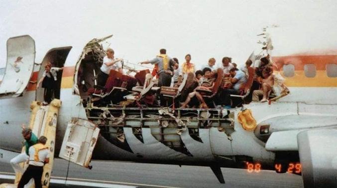 Le 28 avril 1988 un avion d'Aloha Airlines perd sa toiture à 7300 mètres d'altitude et parvient quand même à atterrir sans dégâts supplémentaire. Une hôtesse a cependant été éjecté de l'appareil. Son corps n'a jamais été retrouvé.  