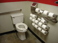 Des toilettes bien équipées