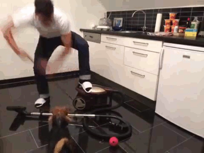 Quand un homme essaye de passer l'aspirateur